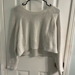 FOREVER21 MEDIUM WHITE FUZZY CROPPED LONG-SLEEVED TOP